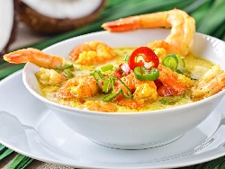 Тайландски пържени скариди със сос от кокосово мляко, къри, куркума и джинджифил - снимка на рецептата